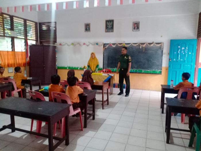 Babinsa Masuk Sekolah, Serda Zulkarnain Kunjungi Murid SDN 24 Selatpanjang 
