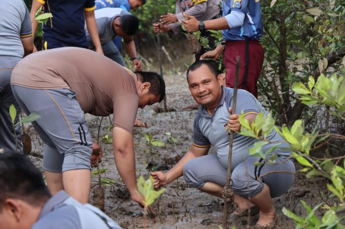 Polres Meranti Tanam Mangrove di Pesisir Pantai Dorak Selatpanjang