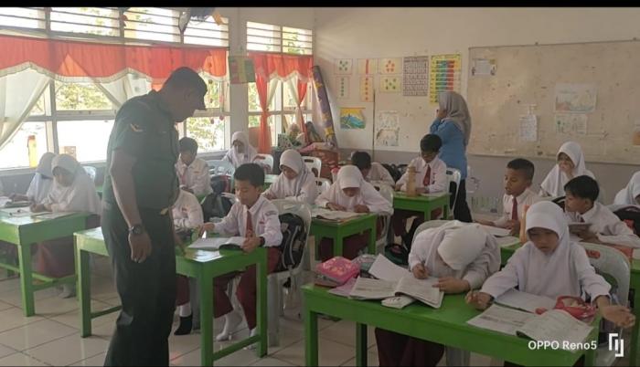 Babinsa Serda Eka Rapis Kunjungi Siswa Siswi SDN 02 Selatpanjang
