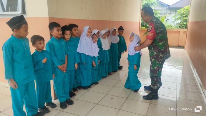 Koptu Muherli Kunjungi Siswa-siswi SDN 02 Selatpanjang 