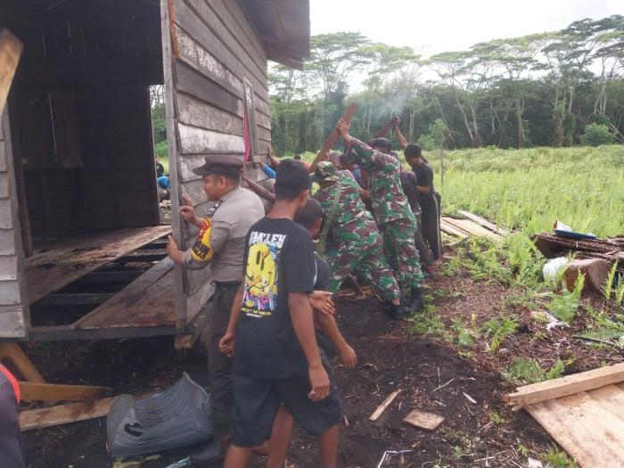 Danpos dan Babinsa Posramil Rangsang Ikut Goro Perbaiki Rumah Warga Yang Tertimpa Musibah Angin Puting Beliung