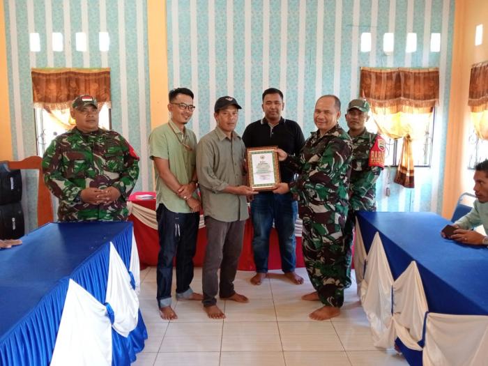 Danramil 02/Tebingtinggi Serahkan Penghargaan Kepada Mayarakat Pemberi Tanah Hibah