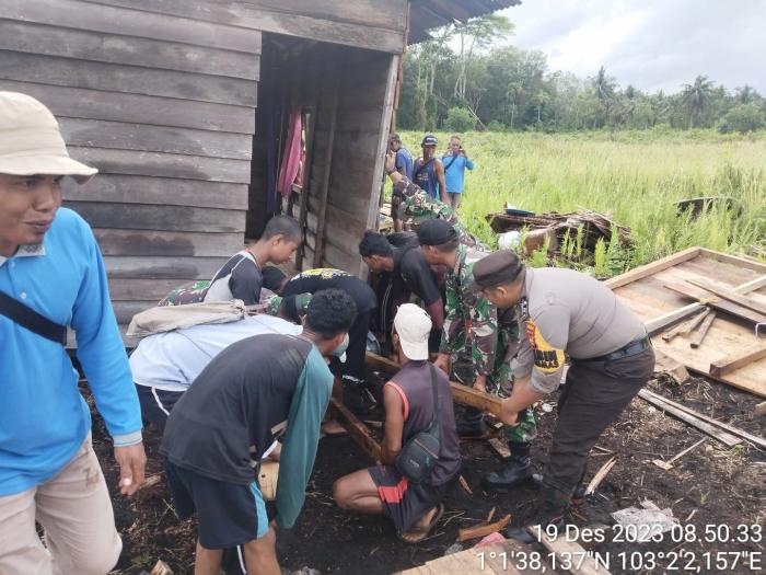 Polsek Rangsang Bantu Warga Terdampak Musibah Angin Puting Beliung