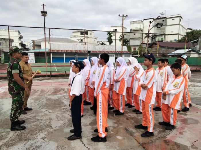 Sertu Rudi R Kunjungi Siswa-siswi SDN 24 Selatpanjang 