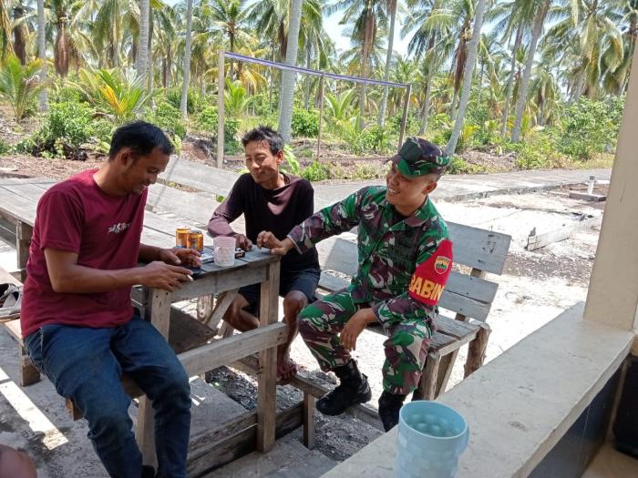 Babinsa Serda Imam Subarkah Lakukan Komsos dengan Warga Desa Topang