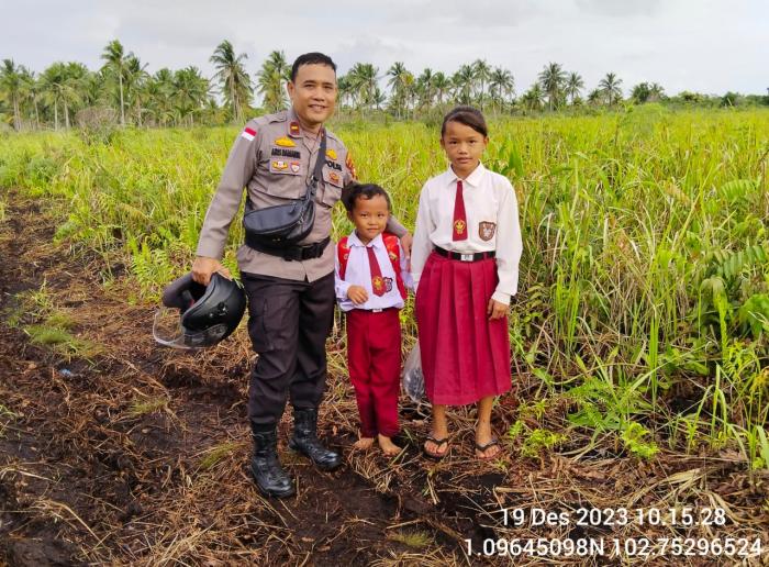 Personel Polsek Rangsang Bantu Antarkan Anak-anak Pulau Terluar Pergi ke Sekolah