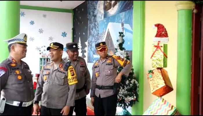 Ditengah Guyuran Hujan Deras, Kapolres Meranti Tinjau Gereja Pastikan Pengamanan Perayaan Natal 2023