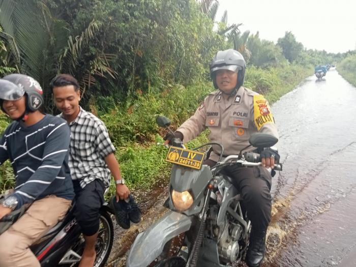 Polsek Tebingtinggi Barat Laksanakan Cooling System Hingga Tempuh Banjir dan Jalan  Berlumpur