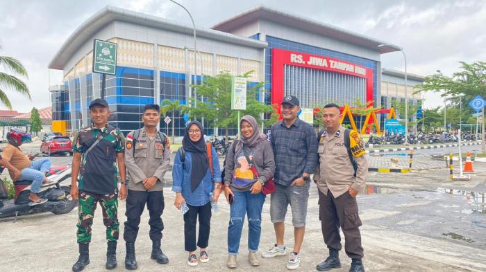 Salut! Personel Polsek Rangsang Barat Lakukan Pengawalan ODGJ Hingga Dirawat di RSJ  