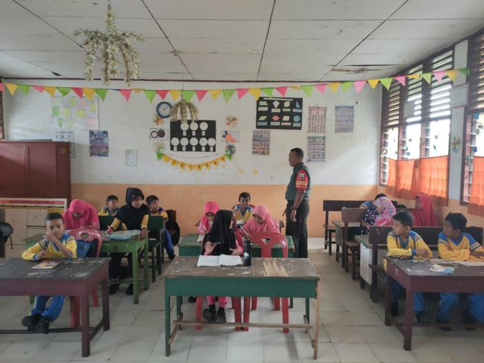 Babinsa Posramil Rangsang Serma Endra Irawan Kunjungi Siswa-siswi SDN 02 Tanjung Samak 