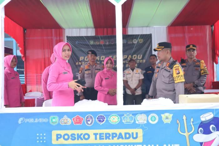 Bersama Ketua Bhayangkari, Kapolres AKBP Kurnia Setyawan Tinjau Pospam Nataru