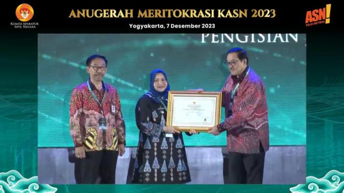 Kepala KASN Berikan Penghargaan kepada Bupati Kasmarni atas Capaian Prestasinya.