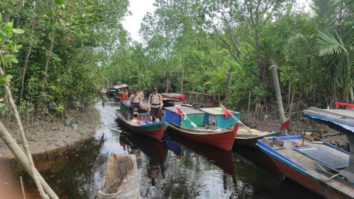 Gunakan Perahu Pompong, Para Bhabinkamtibmas di Polsek Rangsang Lakukan Cooling System Pada Warga Suku Akit