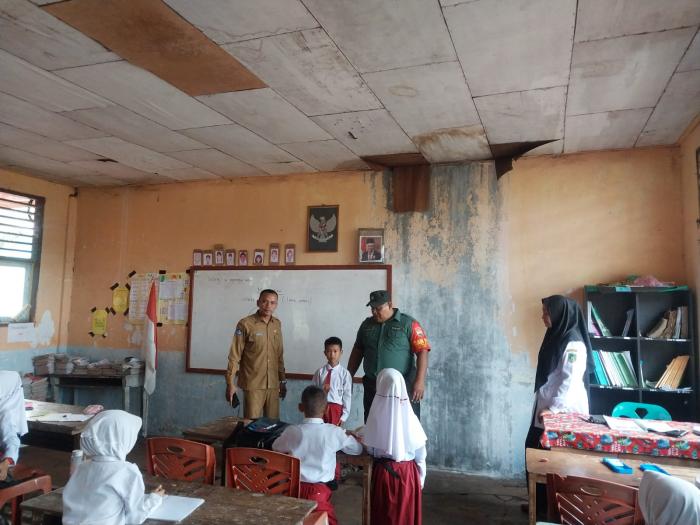 Serka Subar Babinsa Posramil Rangsang Kunjungi Siswa-siswi SDN 19 Desa Repan 