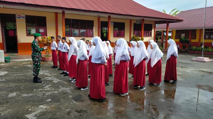 Serma Safii Kunjungi Siswa-siswi SDN 2 Desa Alai