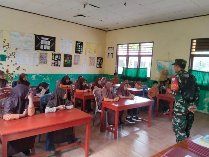 Lakukan Komsos, Serda Amsyaya Kunjungi Siswa-siswi SDN 24 Desa Insit 