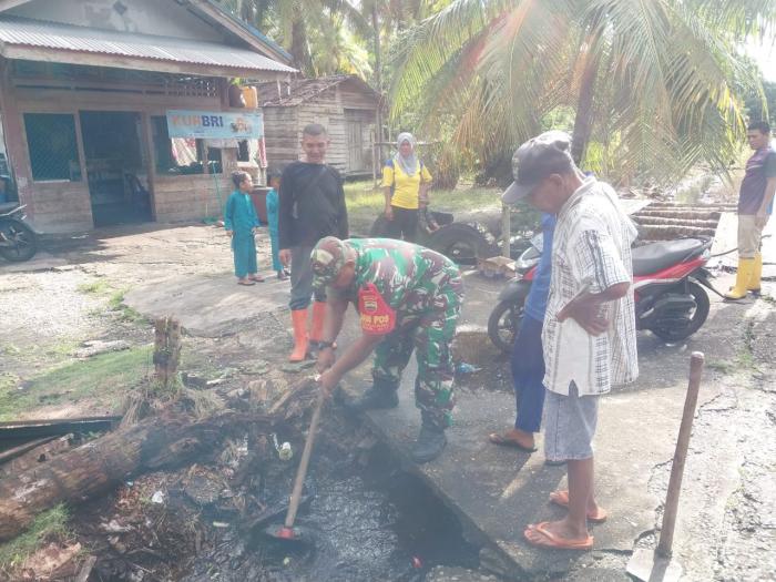 Babinsa Posramil Rangsang Ajak Warga Desa Repan Lakukan Gotong Royong 