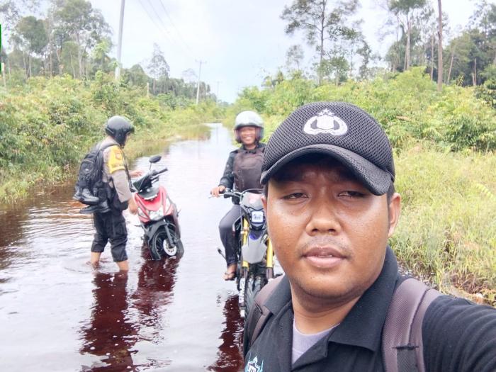 Tempuh Lintasan Banjir, Personal Polsek Tebing Tinggi Laksanakan Cooling Sistem