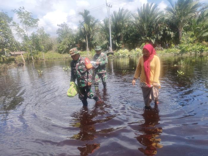 Babinsa Koramil 02/Tebing Tinggi Lakukan Patroli di Pemukiman Warga Terdampak Banjir