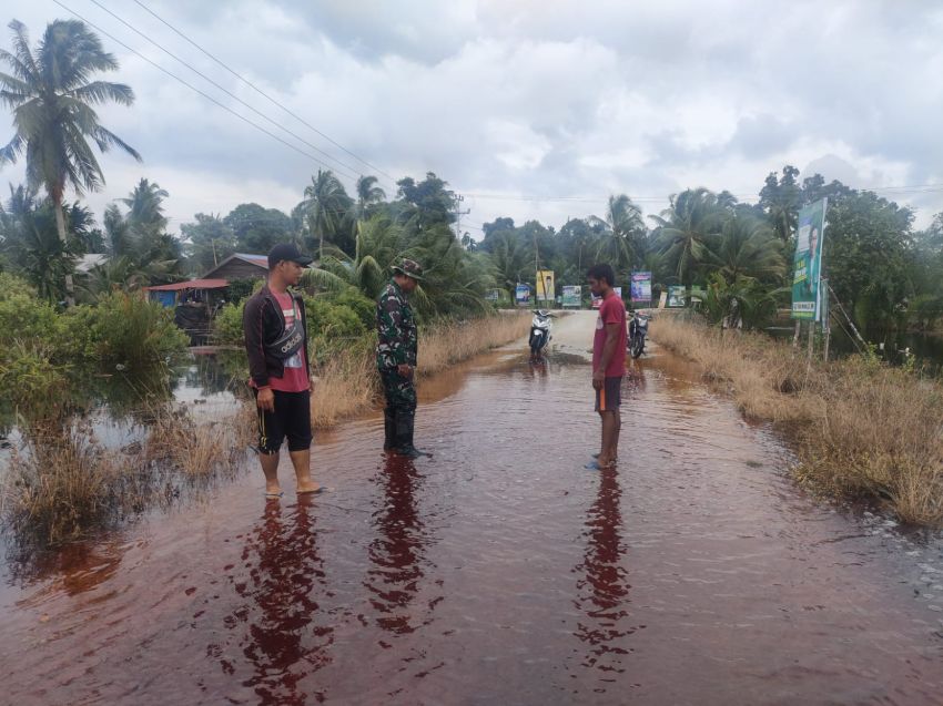 Babinsa Koramil 02 Tebingtinggi Terus Monitoring Banjir di Sungai Tohor Barat