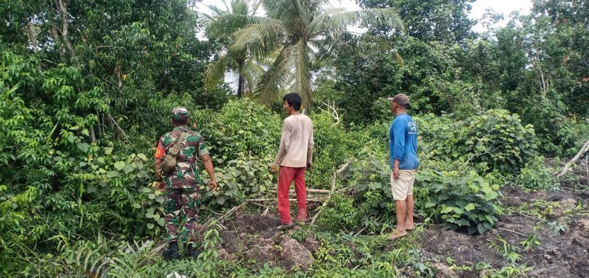 Cegah Karhutla, Babinsa Serda Lasidi Bersama Warga Binaan Lakukan Patroli