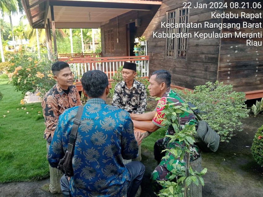 Temui Warga Desa Kedabu Rapat, Babinsa Serka A Harianja Lakukan Komsos