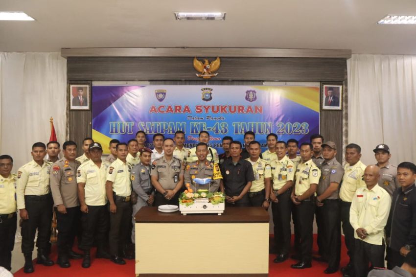 Syukuran HUT Satpam Ke-43, Kapolres Meranti Potong Tumpeng