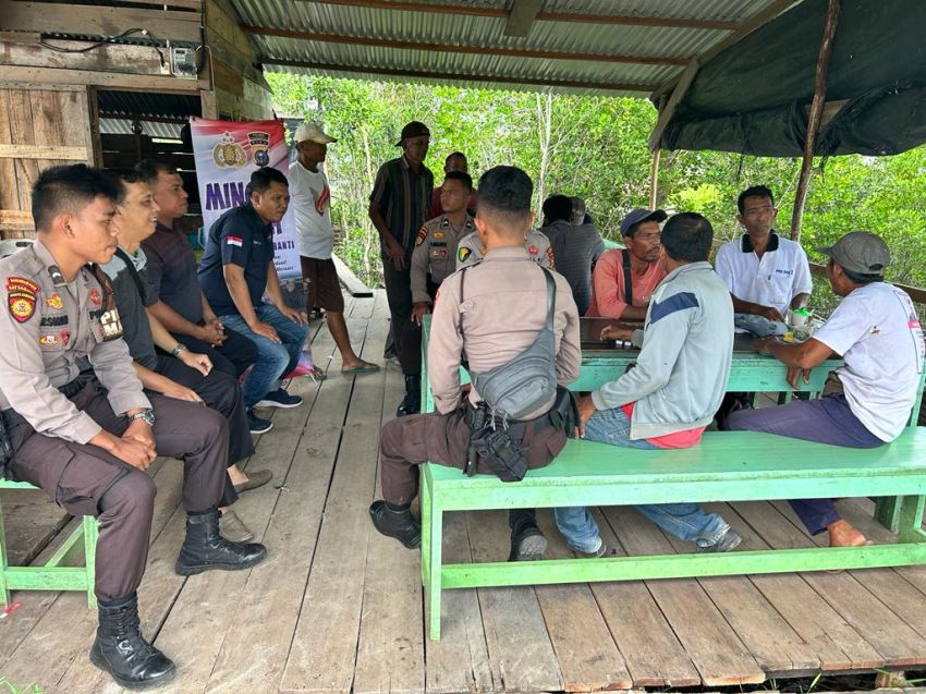 Sambangi Buruh Harian Lepas, Personil Polres Meranti Sampaikan Sejumlah Hal Penting
