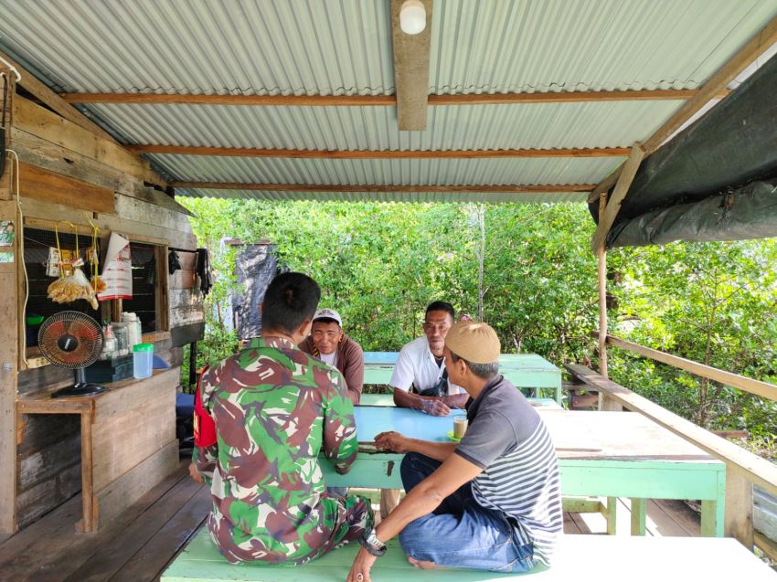 Babinsa Rangsang Pesisir Sertu Rudi R Lakukan Komsos Dengan Warga Desa Sendaur