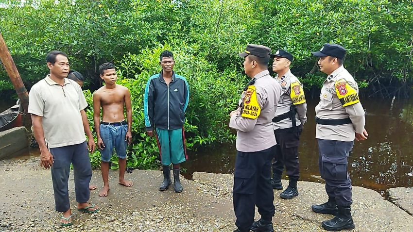 Gunakan Sampan, Jajaran Polsek Bantan Temui Warga di Pinggir Sungai Liong