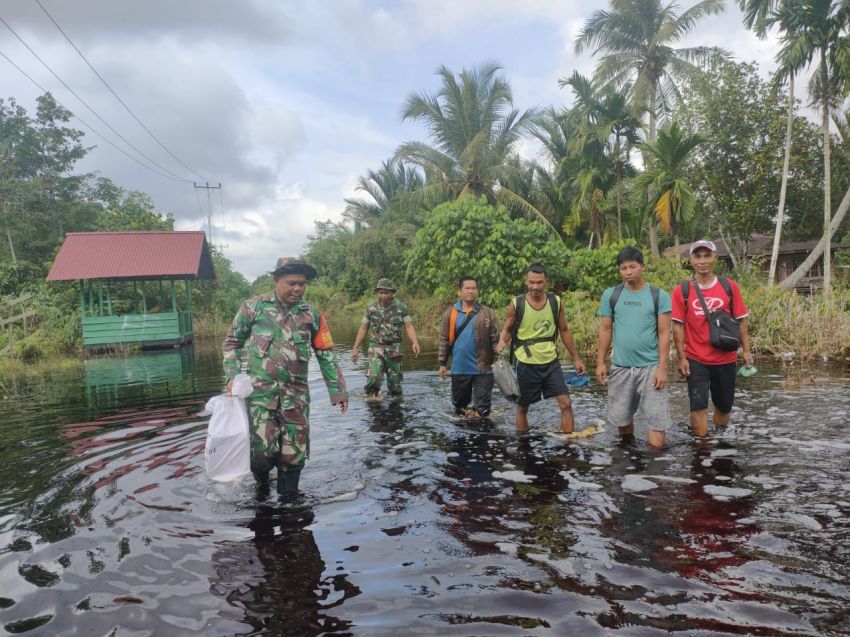 Serda Herman dan Serda Irfan Laksanakan Patroli di Pemukiman Warga Terdampak Banjir