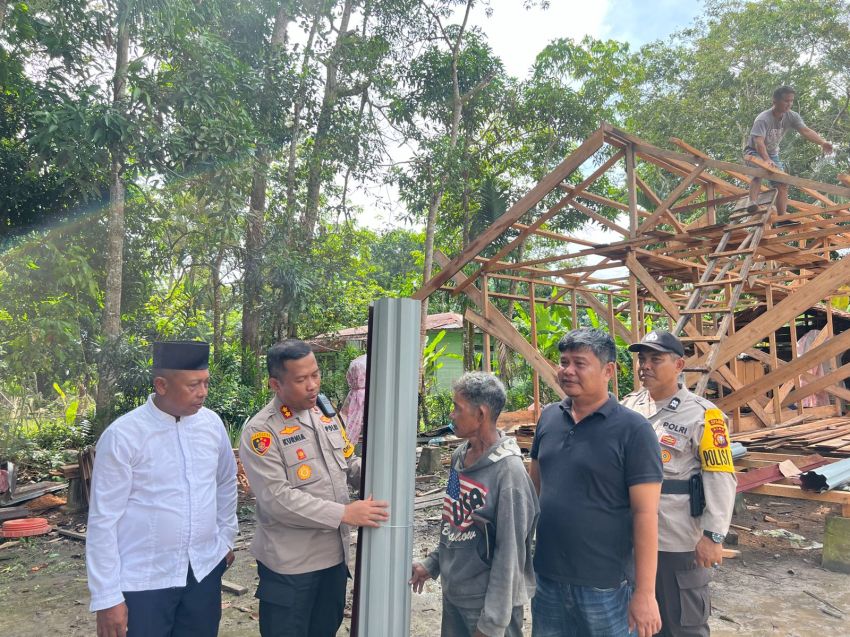 Polri Peduli, Polres Meranti Bedah Rumah Warga Menjadi Layak Huni di Desa Alai