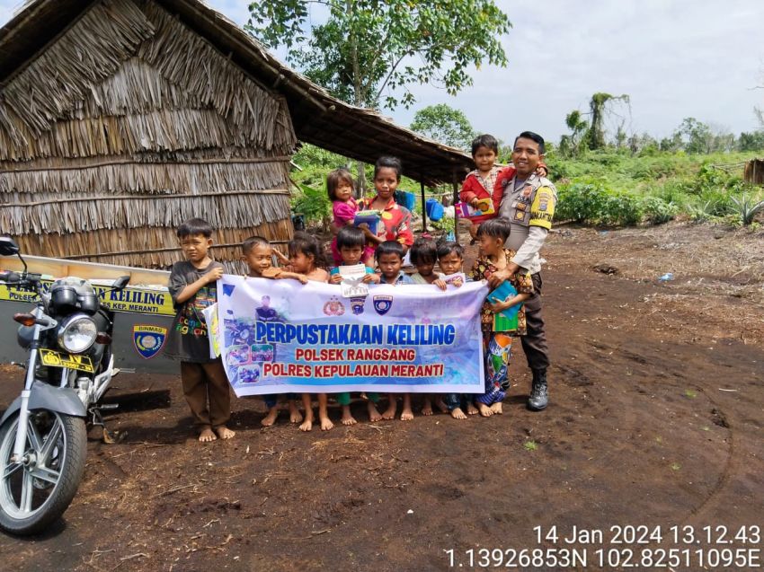 Bhabinkamtibmas Desa Sendaur Ini Keliling Sediakan Pustaka Bagi Anak-Anak Pulau Terluar