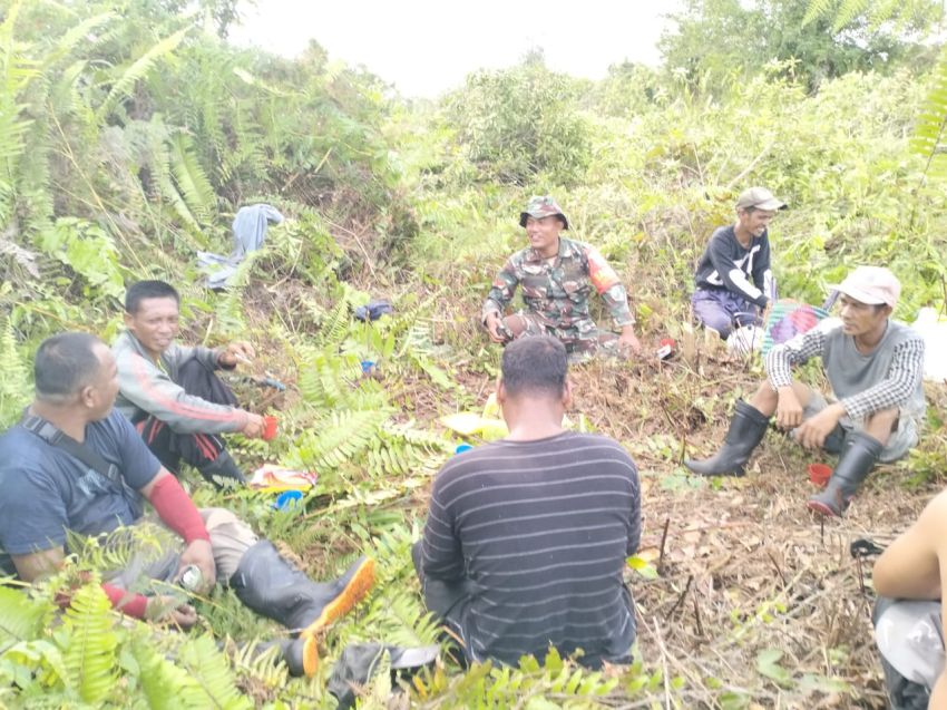 Koptu Masran Kembali Lakukan Komsos Dengan Warga Binaan di Desa Sungai Gayung Kiri