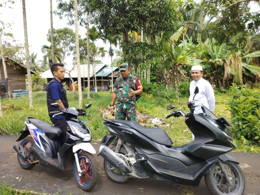 Babinsa Serma Agus WP Lakukan Komsos Dengan Warga di Desa Telesung
