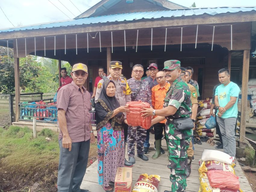 Mewakili Danramil, Pelda Sumardi Turun ke Lokasi Banjir Serahkan Sembako Untuk Masyarakat