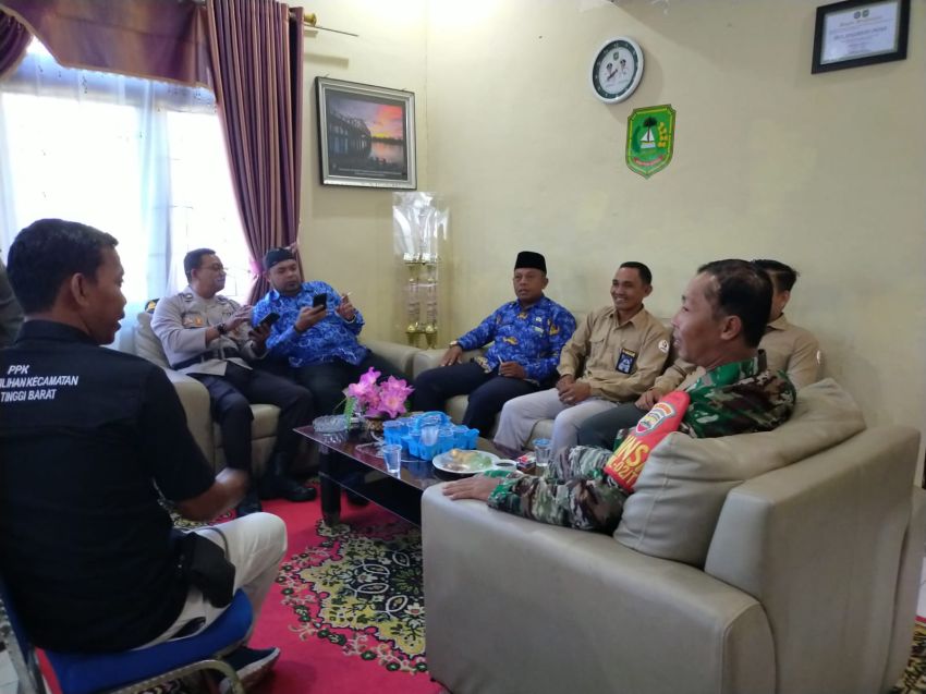 Ciptakan Situasi Kondusif, Babinsa Serma Safi'i Lakukan Komsos Dengan Upika Tebingtinggi Barat