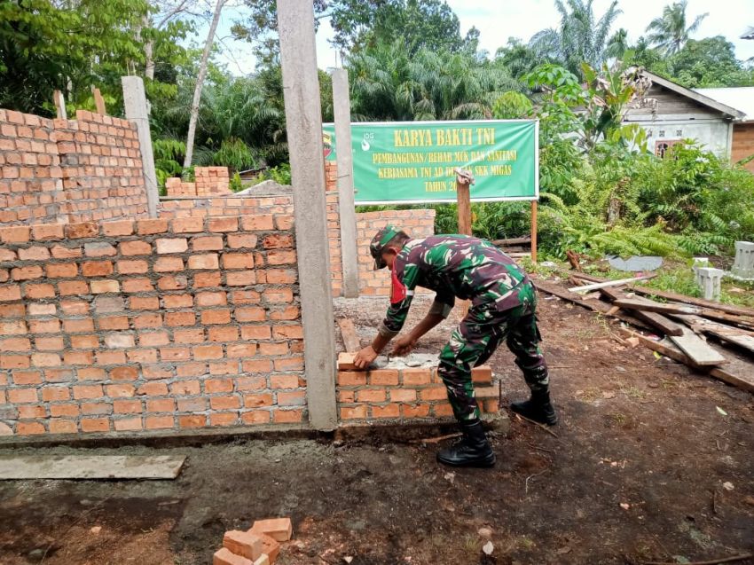 Karya Bakti TNI di Desa Tanjung, Pembangunan MCK Tahap Pemasangan Bata