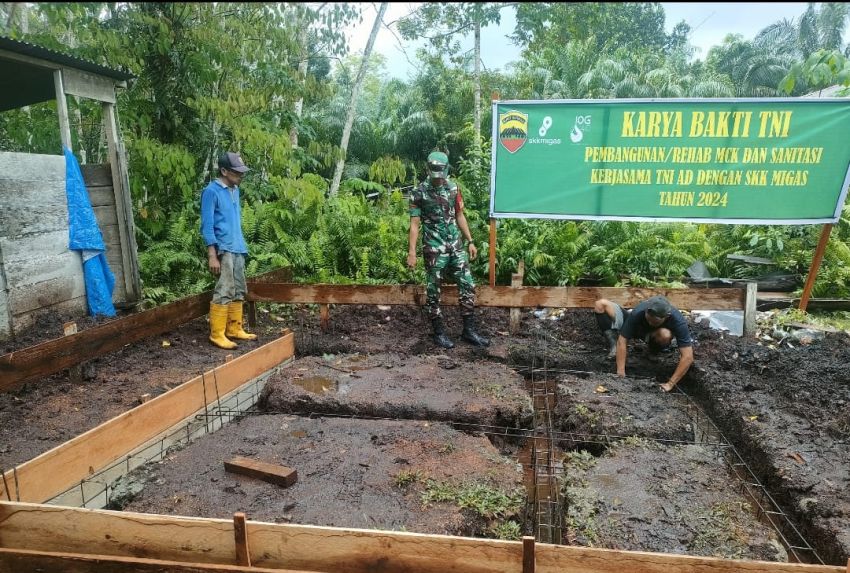 Bantu Warga Bangun MCK, Serda Muslim: Jadi Ajang Silaturahmi dan Kebersamaan