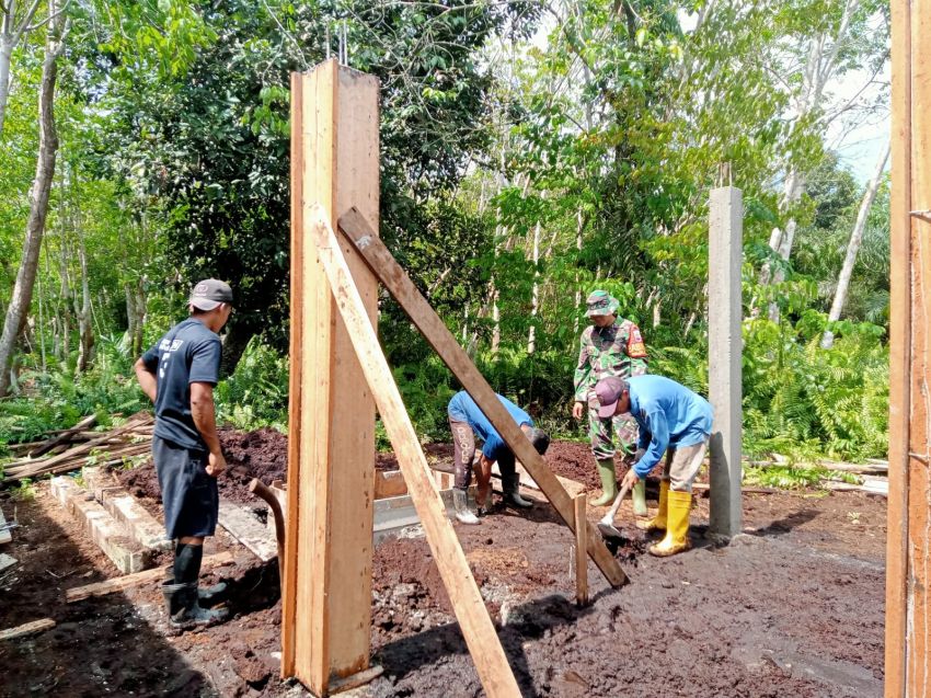 Karya Bakti TNI Bangun MCK di Desa Tanjung, Warga Ucapkan Terima Kasih
