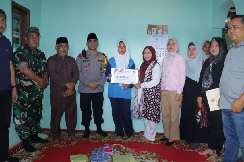 Kapolres Inhu Serahkan Santunan Kepada Keluarga Anggota KPPS Yang Meninggal Dunia