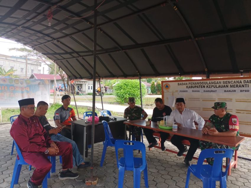 Babinsa Praka Agam Iskandar Lakukan  Komsos Dengan Tim Siaga Banjir