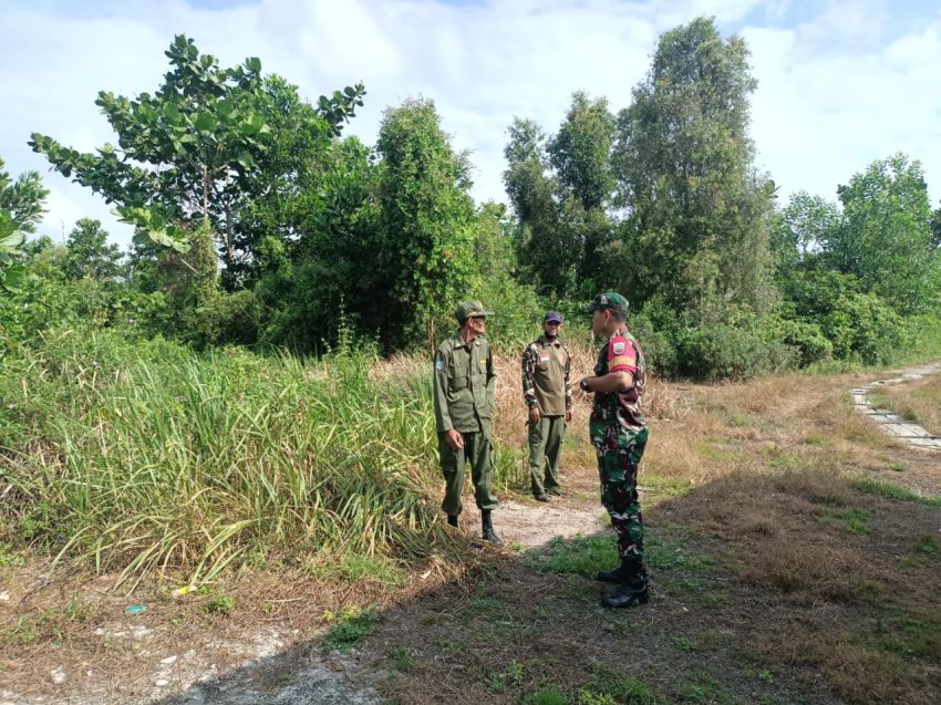 Pratu Diki Hidayat Bersama Warga Lakukan Patroli Karhutla di Desa Anak Setatah