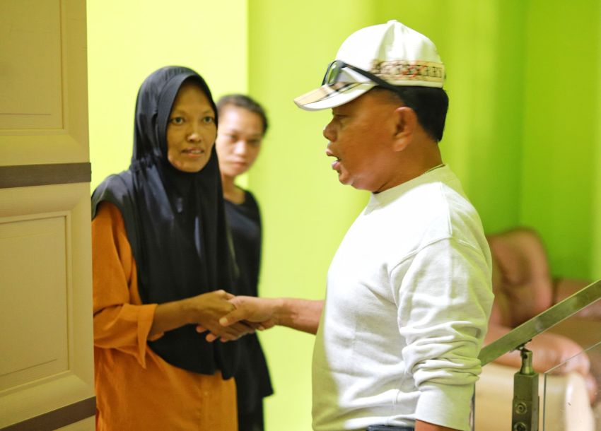 Plt Bupati Asmar Jenguk Warga Meranti yang Sakit di Rumah Singgah Pekanbaru
