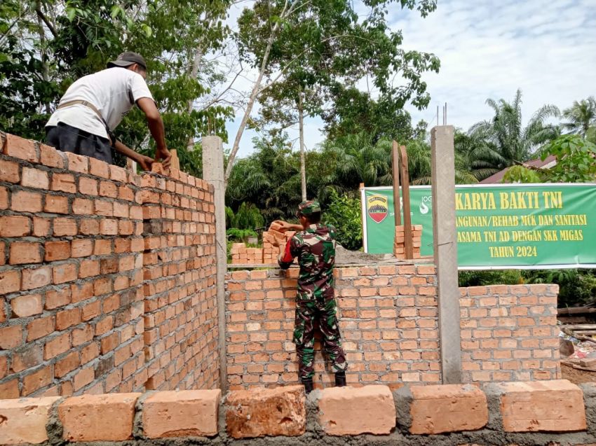 Pembangunan MCK di Desa Tanjung, Serda Muslim Bantu Pasang Bata dan Plester Dinding