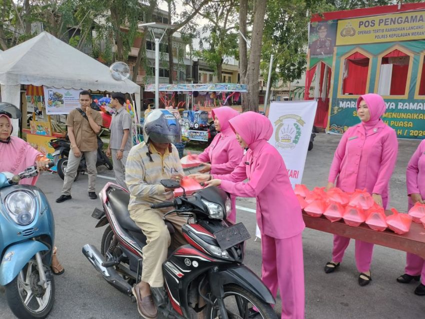 Bhayangkari Peduli Bersama Sat Intelkam Polres Meranti Berbagi Takjil Jelang Buka Puasa