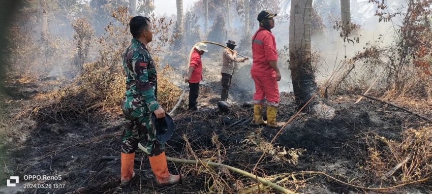 Masih Keluarkan Asap, Petugas Gabungan Lakukan Pedinginan Karlahut di Desa Sungai Gayung Kiri