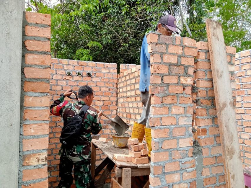 Progres Pembangunan MCK di Desa Tanjung Tahap Plester Dinding