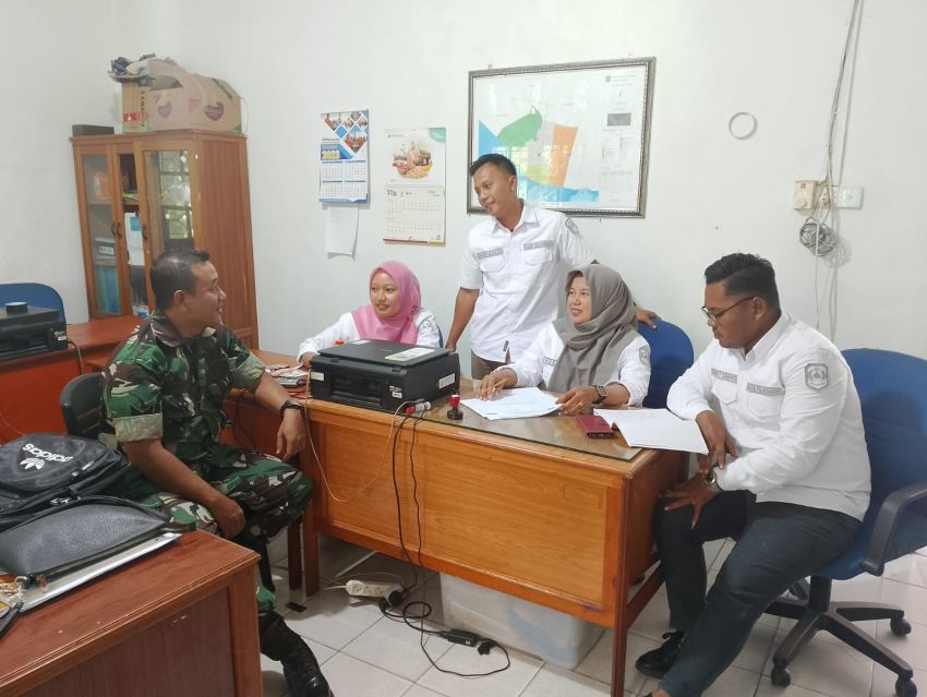 Pererat Sinergitas, Babinsa Serma Endra Irawan Komsos Dengan Perangkat Desa Tanjung Samak