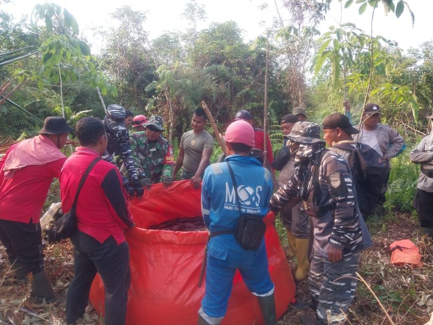 Petugas Gabungan Lakukan Pedinginan Titik Asap Sambil Sosialisasi Cegah Karhutla